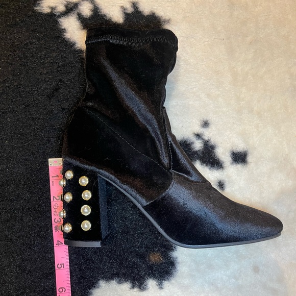 Pearl detail velvet ankle boot - Picture 5 of 6